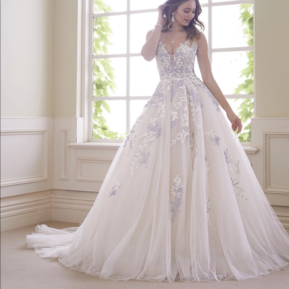 Beautiful Sophia Tolli wedding gown with veil - Picture 3 of 9